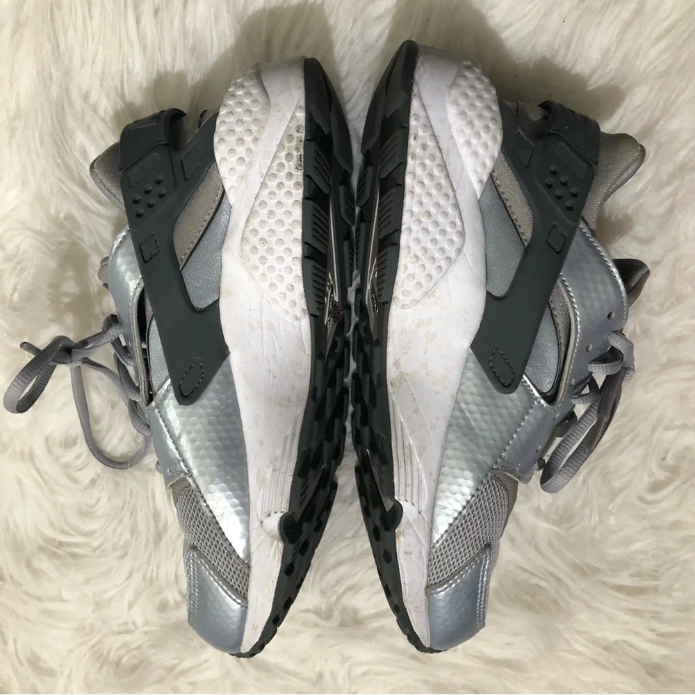 NIKE air huarache sneaker Grey and silver women’s 7.5 sneakers tennis shoes cute